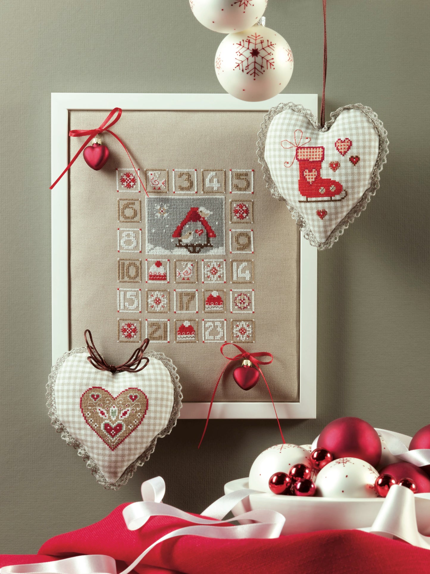 Grille point de croix – En attendant Noël : calendrier de l'Avent brodé avec motifs hivernaux, petits cœurs et patins décoratifs sur toile Murano Zweigart, ambiance Noël tendre et intemporel – Création Point de Croix