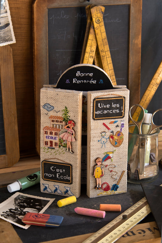 Grille point de croix : triptyque rentrée scolaire à broder sur lin bis. Triptyque, sachet de billes, pochette à bons points. 6 pages DMC.