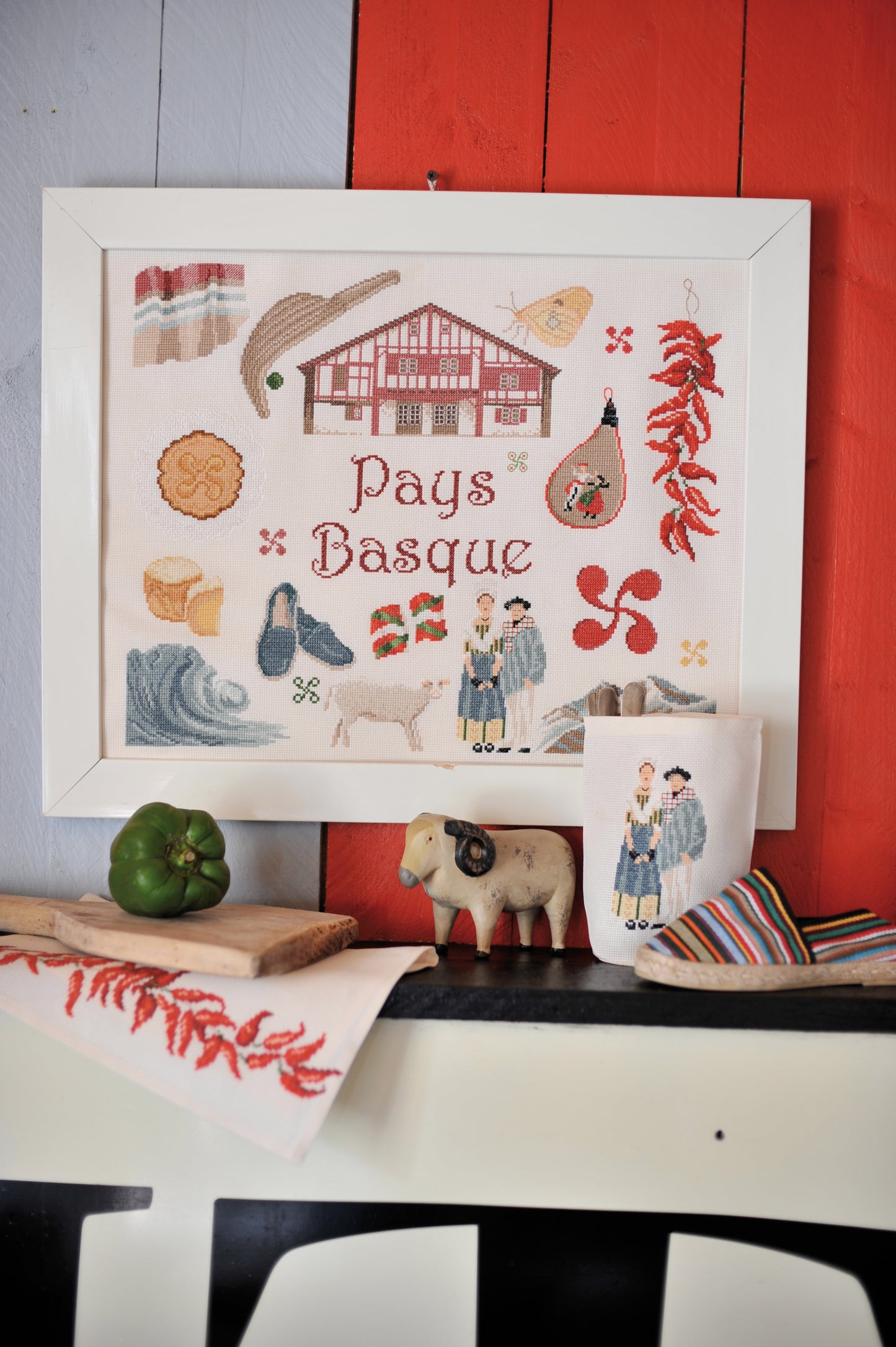 Grille de broderie au point de croix : Escale au Pays Basque, traditions et paysages basques. 8 pages avec symboles et références DMC. À broder sur lin ou Aïda.