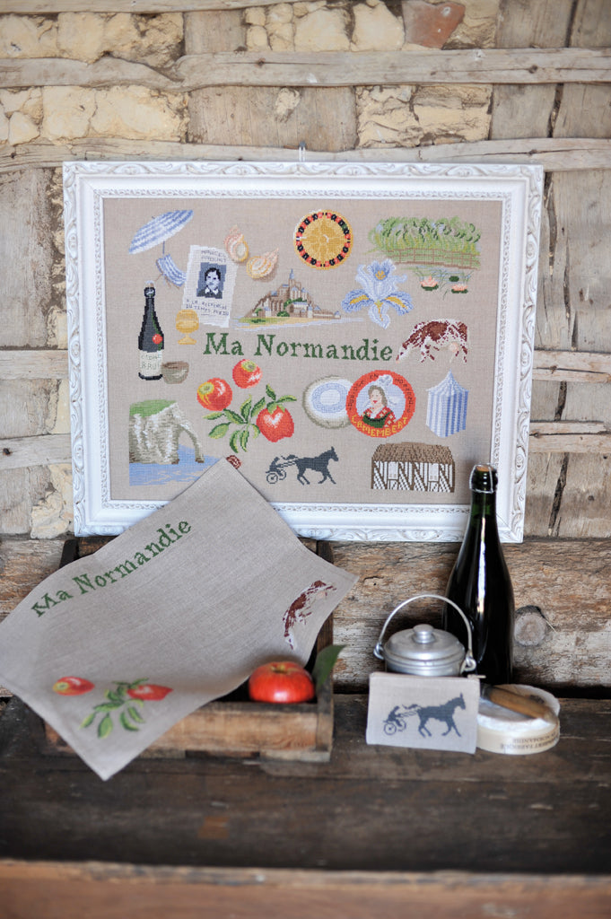 Grille de broderie au point de croix : Escapade normande, camembert, cidre et paysages de Normandie. 8 pages avec symboles et références DMC. À broder sur lin ou Aïda.