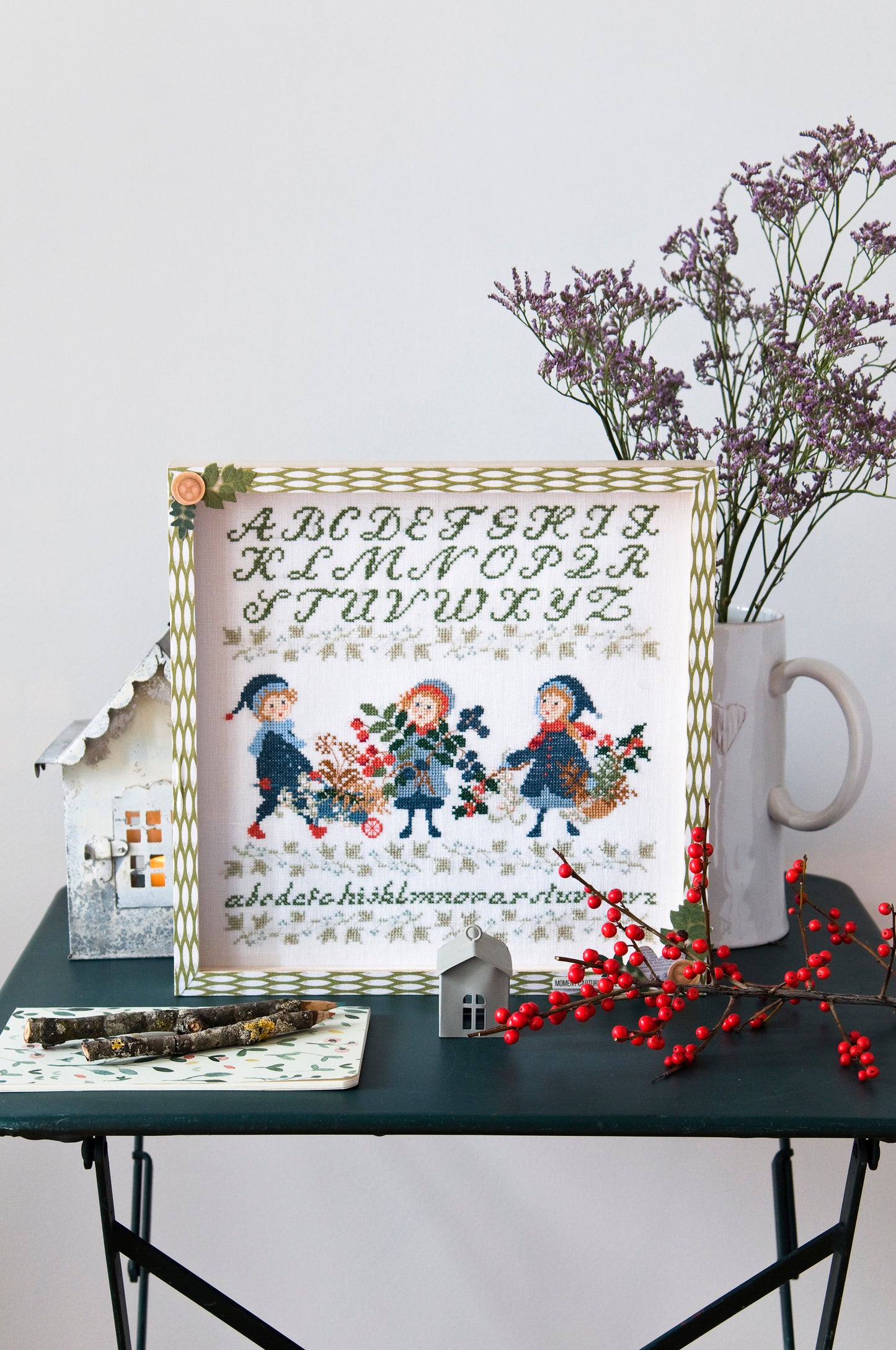 Grille de broderie point de croix : sampler feuillage d’hiver « Winter ». Motif 147 x 148 pts, imprimé couleur (Réf. DMC) sur 6 pages. Illustration P. Samouiloff.