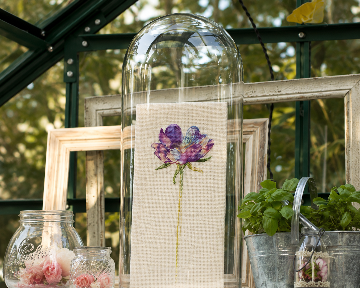 Grille point de croix – Fleur sous cloche : élégante fleur aux nuances violettes et mauves style illustration botanique ancienne, format vertical sur toile Aïda blanc ou beige DMC – Création Point de Croix
