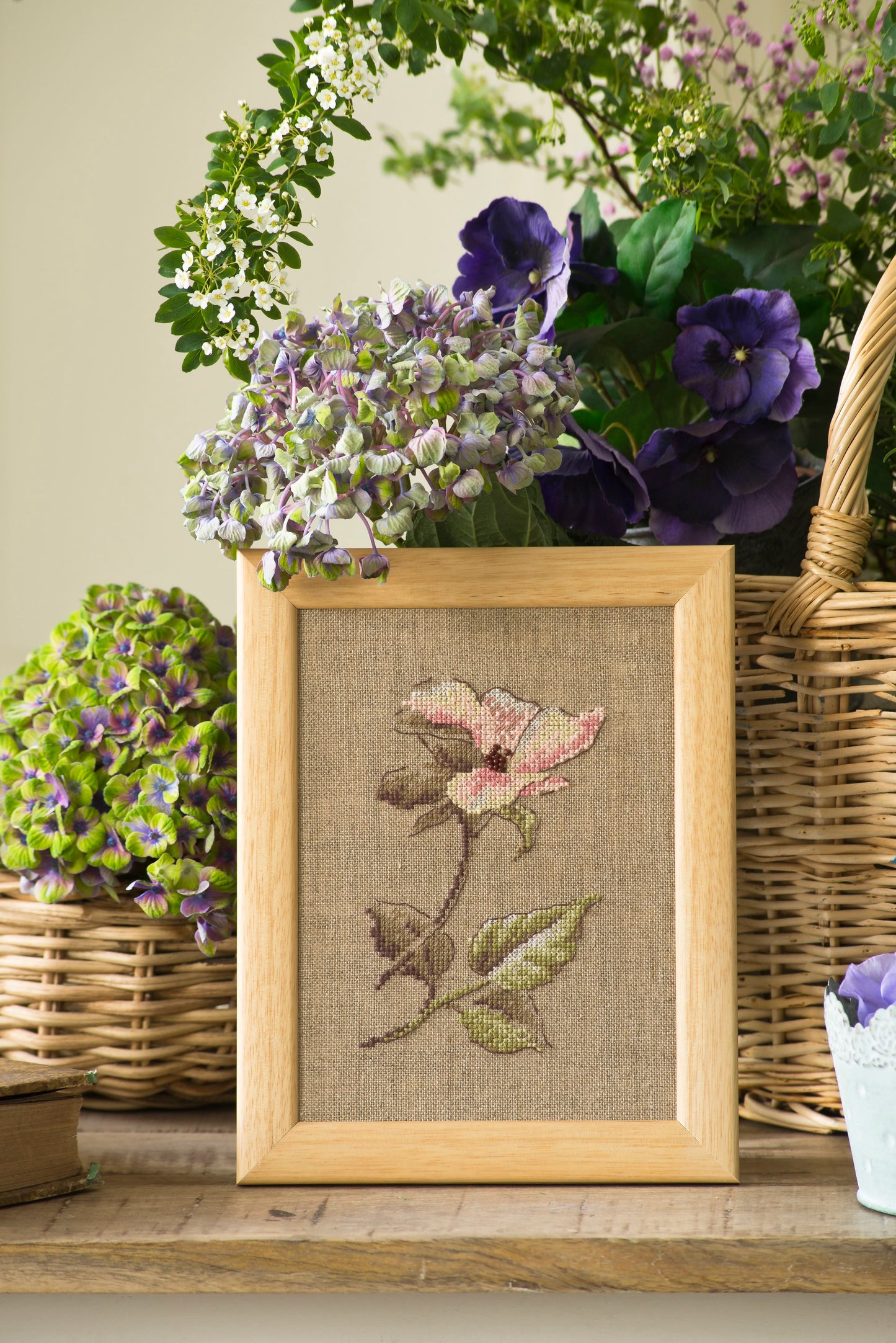 Grille de broderie point de croix : Fleurs de printemps rose. 94x57 points, 4 pages, couleurs DMC. Lin bis.