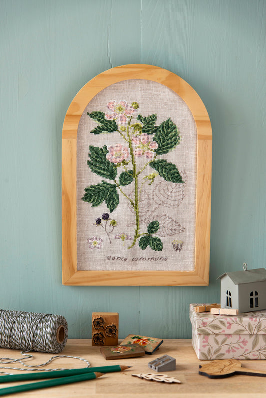 Grille broderie point de croix : ronce et coquelicot, 2 compositions botaniques sur lin. 10 pages, symboles et couleurs DMC. Toile Aïda ou lin.