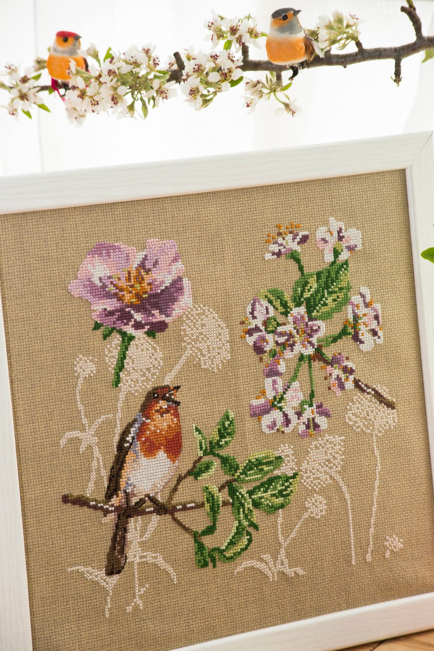 Grille broderie point de croix : Fleurs et rouge-gorge, motif printanier. 129x137 points, 4 pages, couleurs DMC. Lin bis.