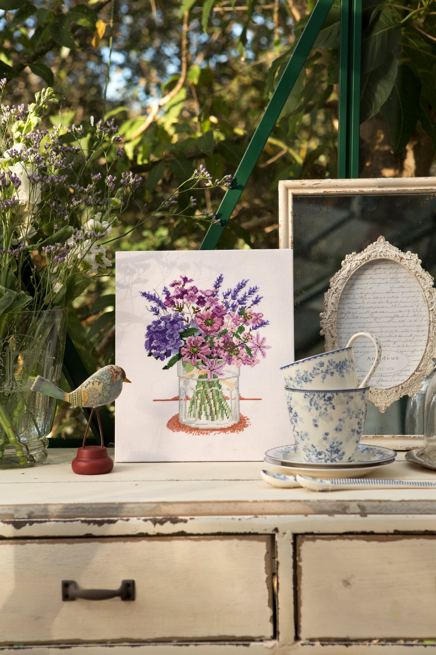 Grille point de croix – Fleurs roses et lilas : bouquet raffiné aux nuances de rose, mauve et lilas sur feuillage délicat, sur toile Aïda blanc ou beige DMC, style romantique et intemporel – Création Point de Croix