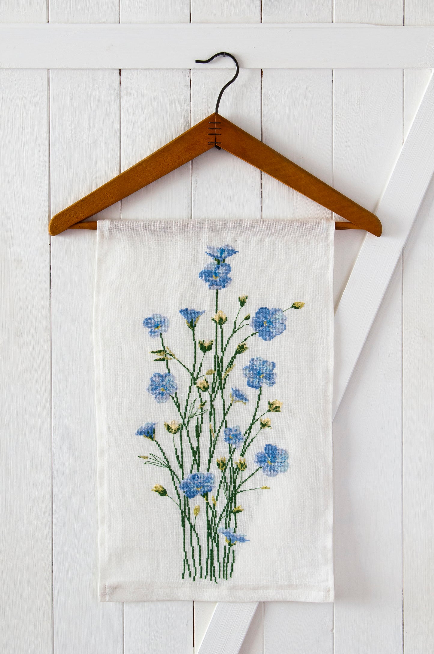 Grille Broderie : Fleurs sauvages bleues – Création Point de Croix. Grille point de croix : bouquets fleurs de lin bleues sur lin 11 fils/cm, 21,8 × 47,5 cm. Chemin de table champêtre.