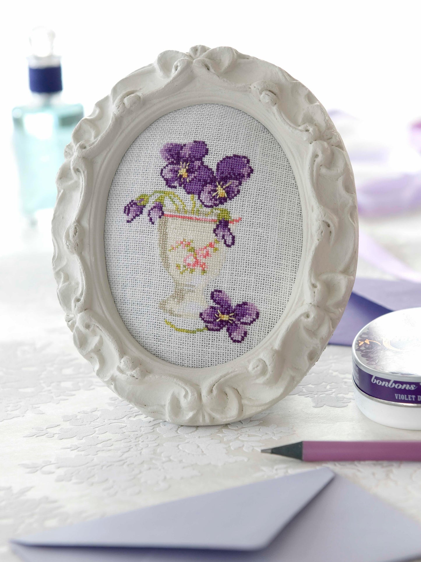 Grille broderie point de croix : nature morte à la violette, 1 fil sur 1 fil. Motif 86x63 pts, env. 11,45x15,63 cm sur lin 11 fils. Ref. DMC.