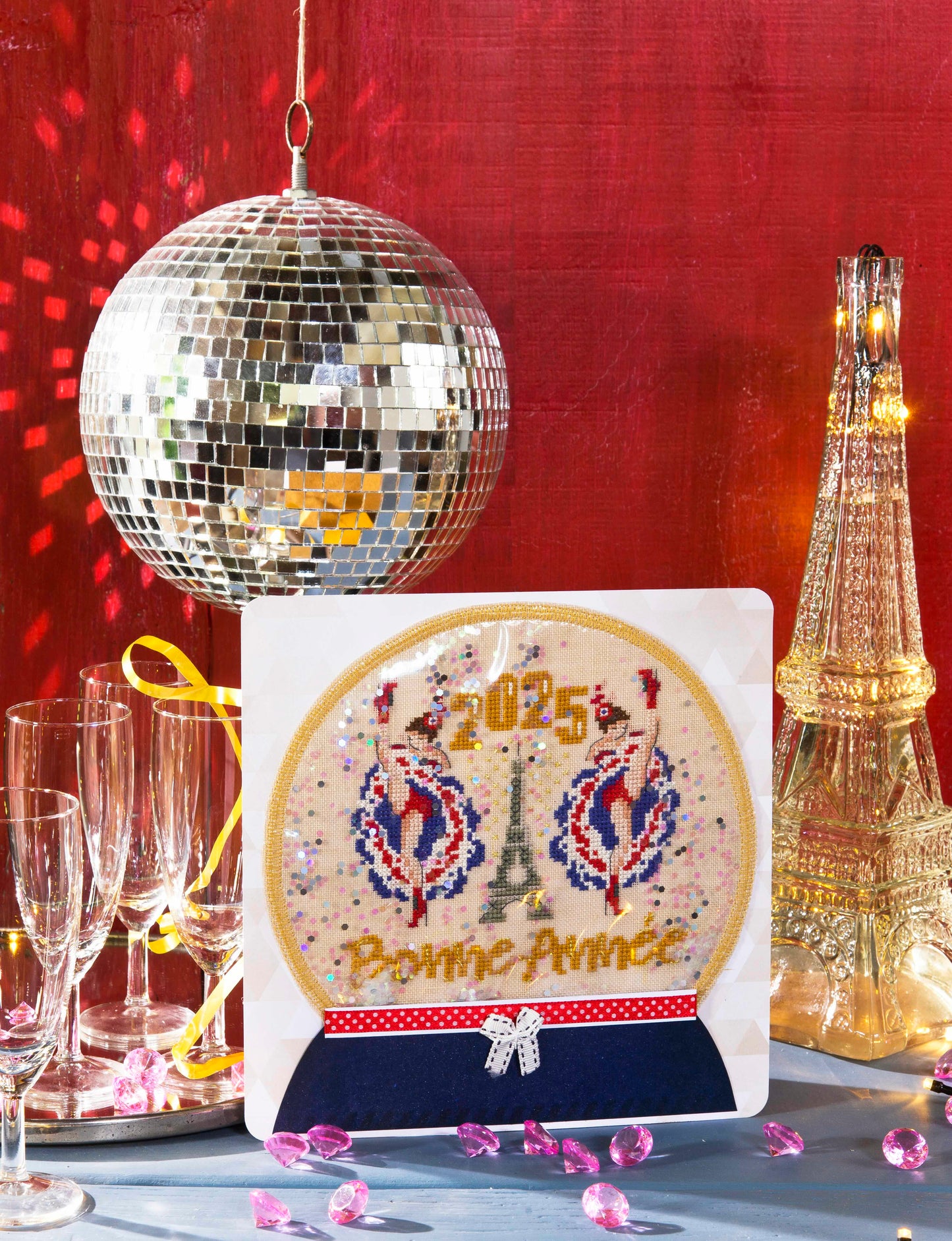 Grille de broderie point de croix : French Cancan façon boule à neige. Réf. DMC incluse. À broder sur Aïda ou lin. Création Point de Croix.