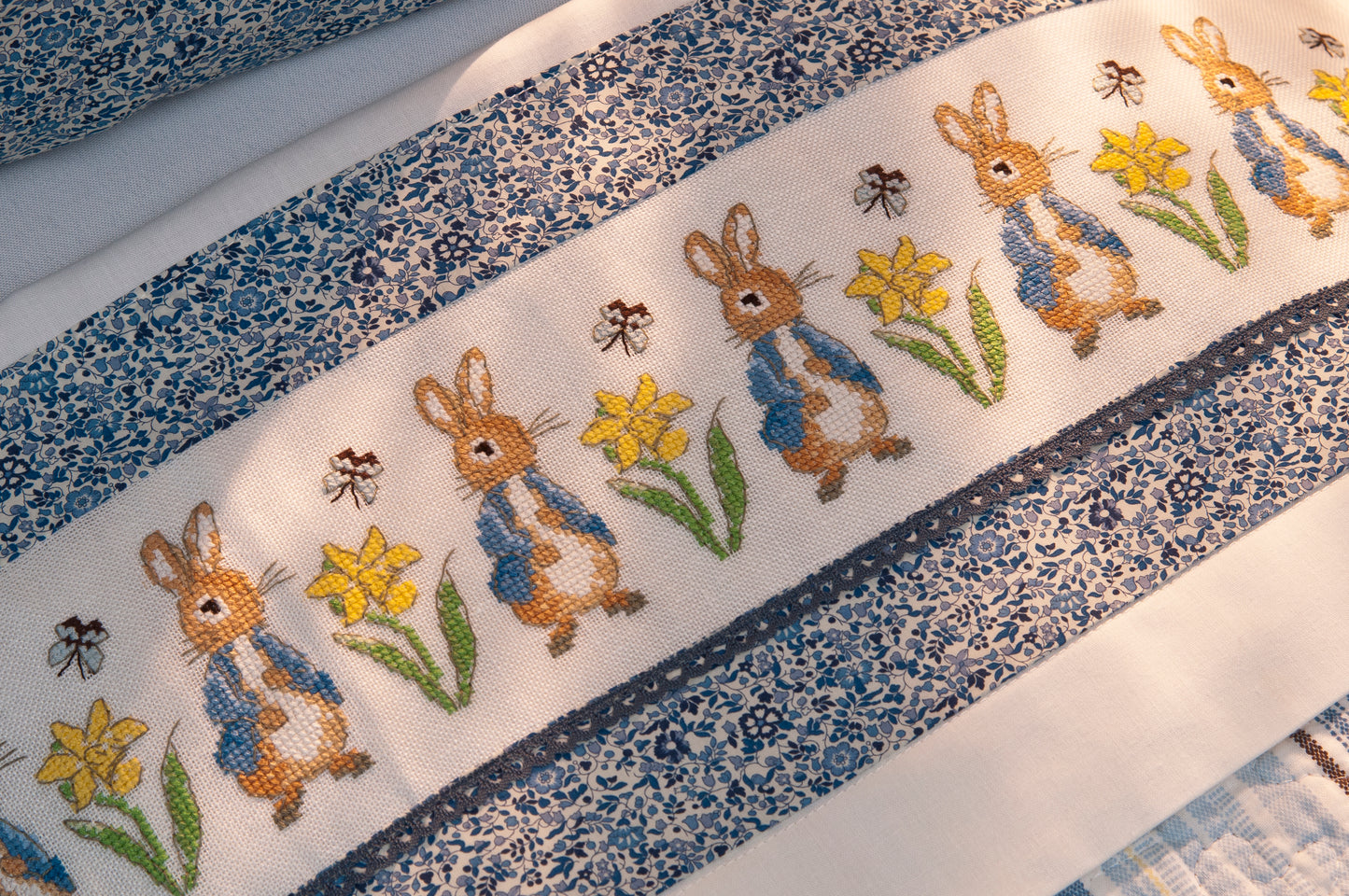 Grille point de croix : frise Pierrot-Lapin pour drap sur lin DMC. Motif 150 × 24 pts, env. 27,3 × 4,4 cm. Imprimé symboles & couleurs, 6 pages.