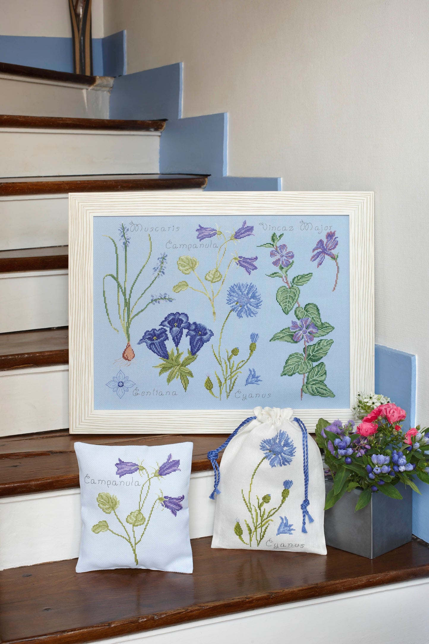 Grille de broderie point de croix : Gentiane et Campanule, fleurs bleues. 200x246 points, 4 pages, couleurs DMC. Aïda et lin blanc.
