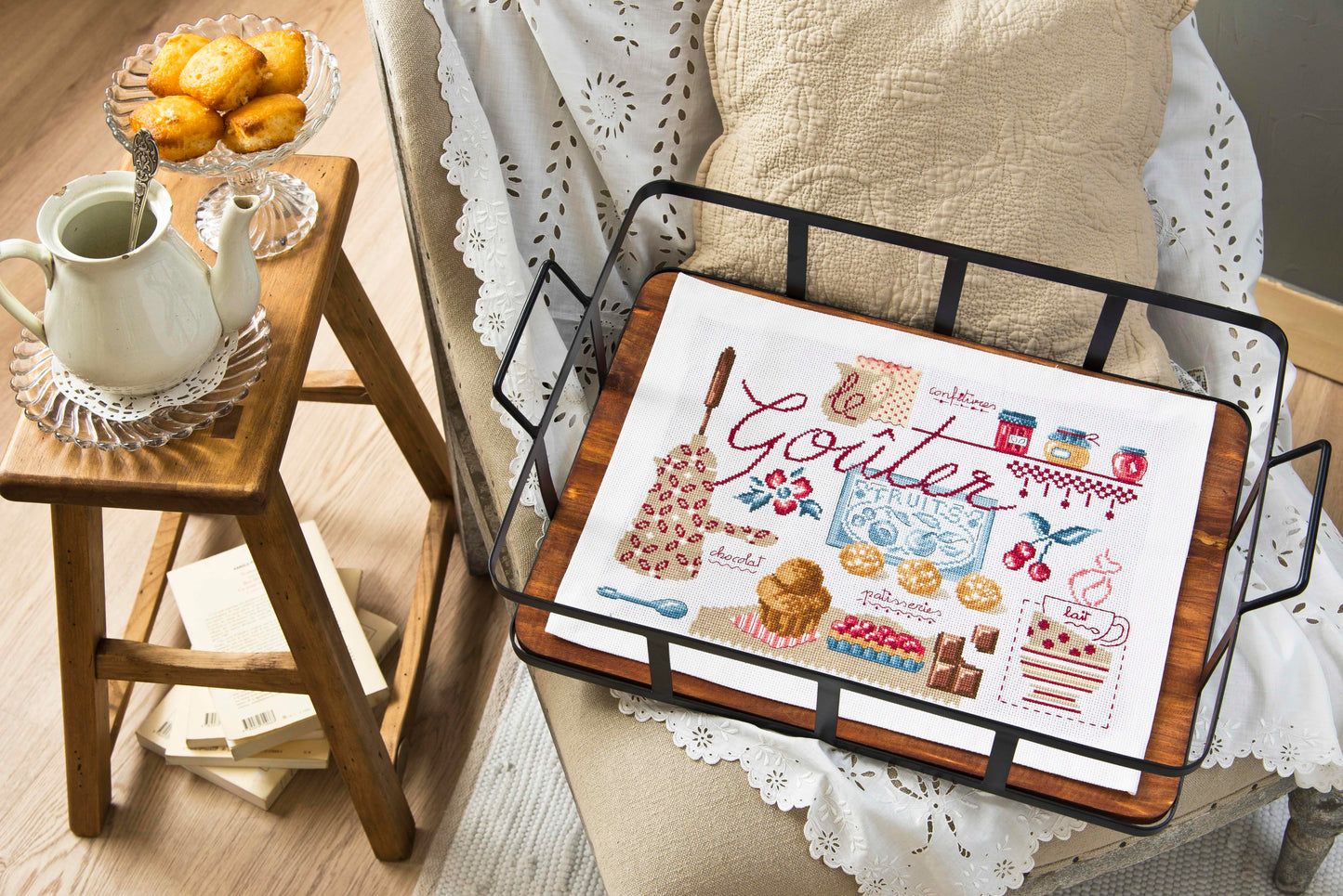 Grille de broderie point de croix : Goûter gourmand, fond de plateau pâtisseries. 140x200 points, 6 pages, couleurs DMC. Aïda ivoire.