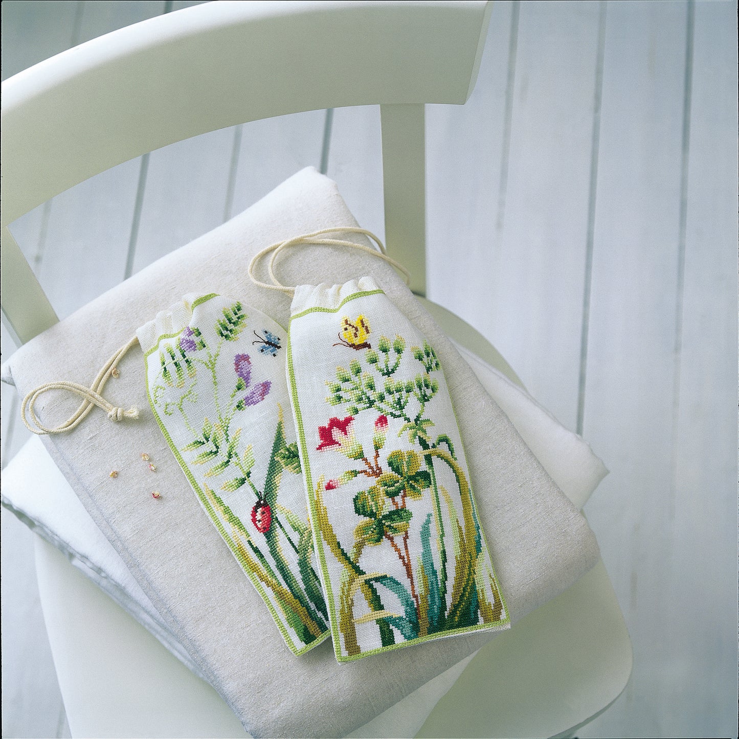 Grille de point de croix Herbes Folles et Papillons – sachets parfumés brodés avec herbes sauvages, papillons et coccinelles, 55×160 pt, environ 10×29 cm, sur lin blanc 11 fils/cm, Création Point de Croix