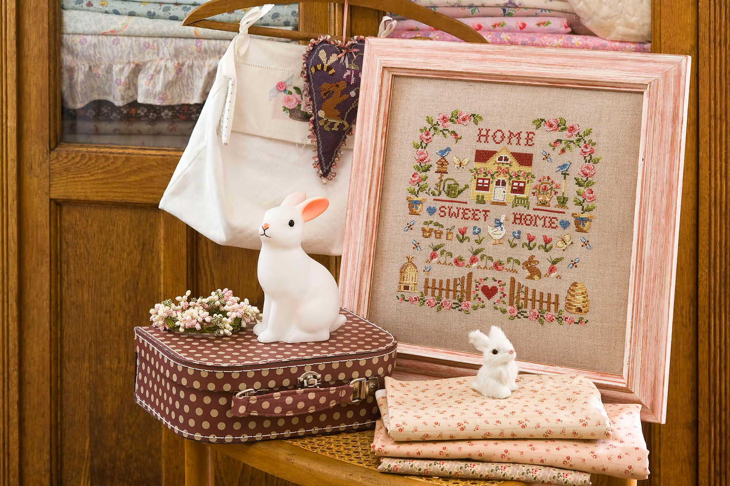 Grille point de croix Home Sweet Home par Création Point de Croix. Tableau country maison et fleurs brodé, DMC sur 6 pages. Format fini env. 23,6×23,6 cm sur lin.