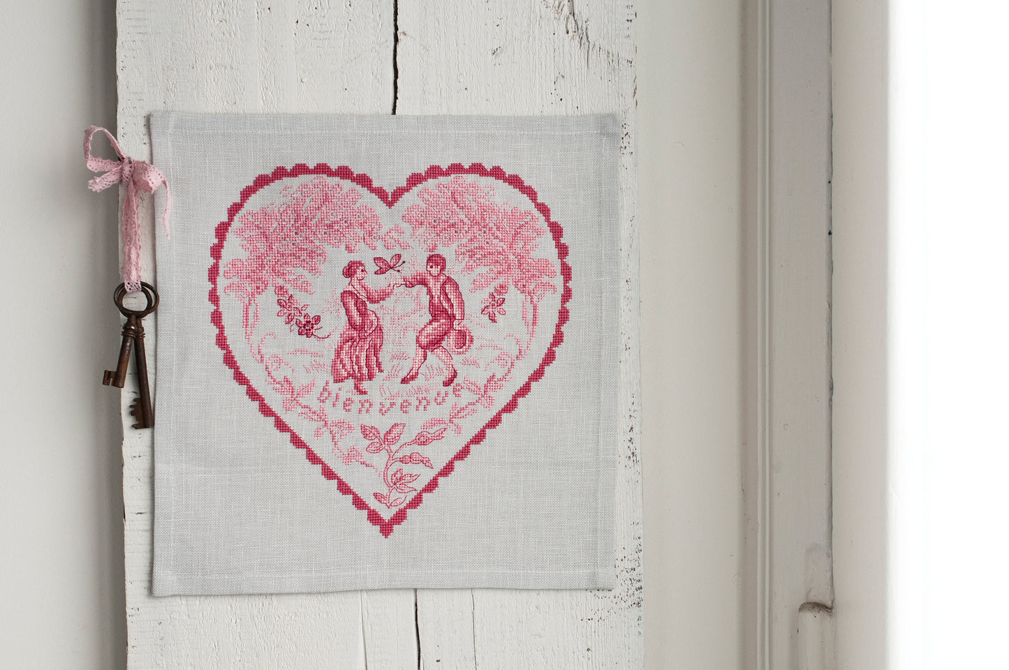 Décor champêtre monochrome rose poudré sur lin gris perlé, inspiré des toiles de Jouy, signé M. Bonnin. Scène romantique au point de croix, 25,3 × 25,5 cm.