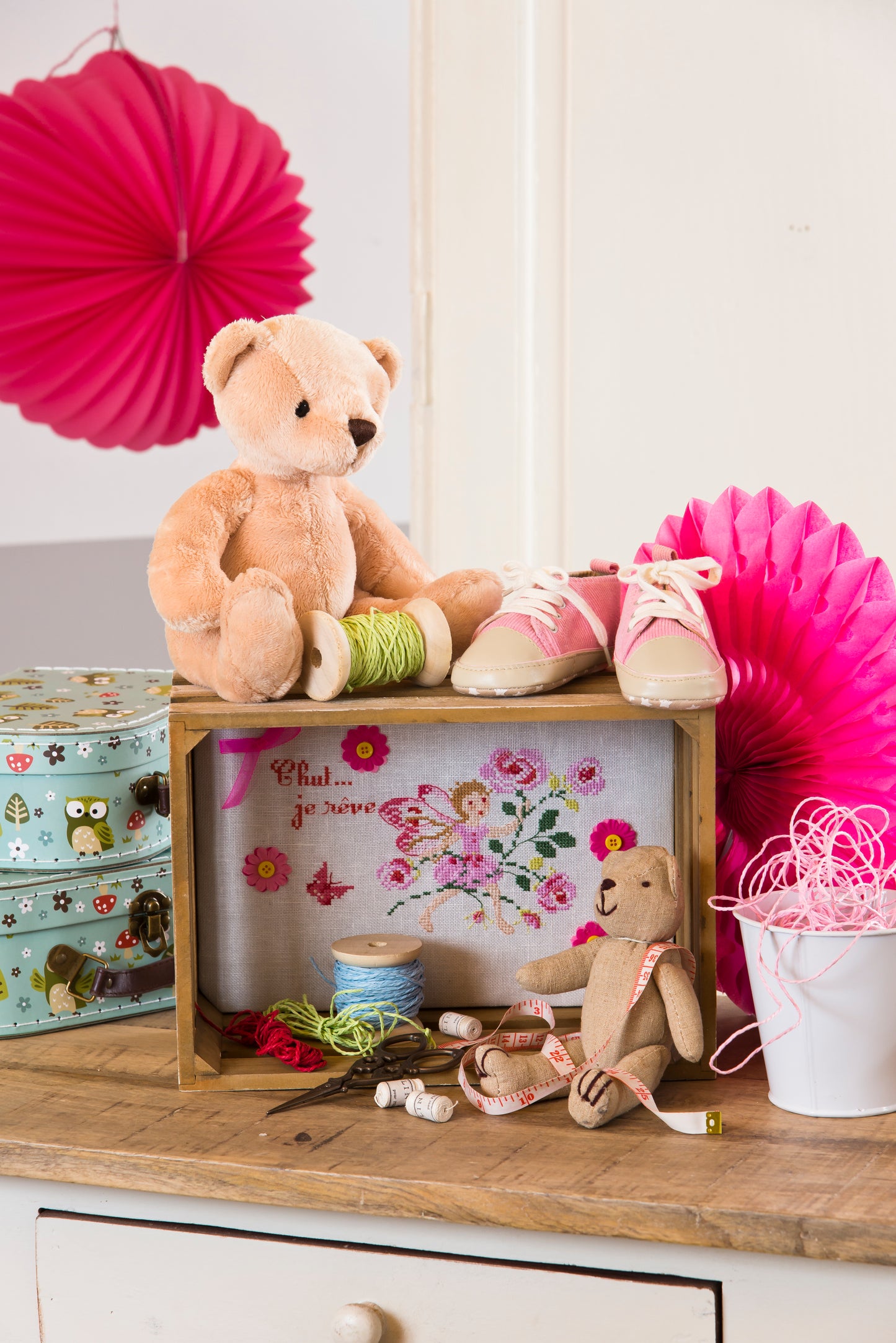 Une broderie poétique signée P. Samouiloff : fleurs, papillons et doux message pour une chambre d’enfant ou un intérieur romantique. À broder sur lin 11 fils/cm ou toile Aïda.