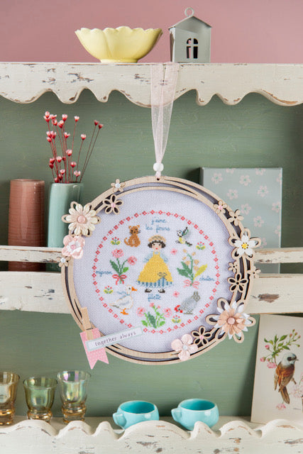 Grille de broderie point de croix J'aime les fleurs : motif 96x96 points, sur Aïda 5,5 pts/cm ou lin 11 fils/cm. Imprimée en couleur avec références DMC sur 6 pages.