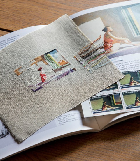 Grille de broderie point de croix : Jeune Fille Hopper, miniature inspirée d’Edward Hopper, 72x105 points sur 8 pages. Symboles et couleurs DMC.