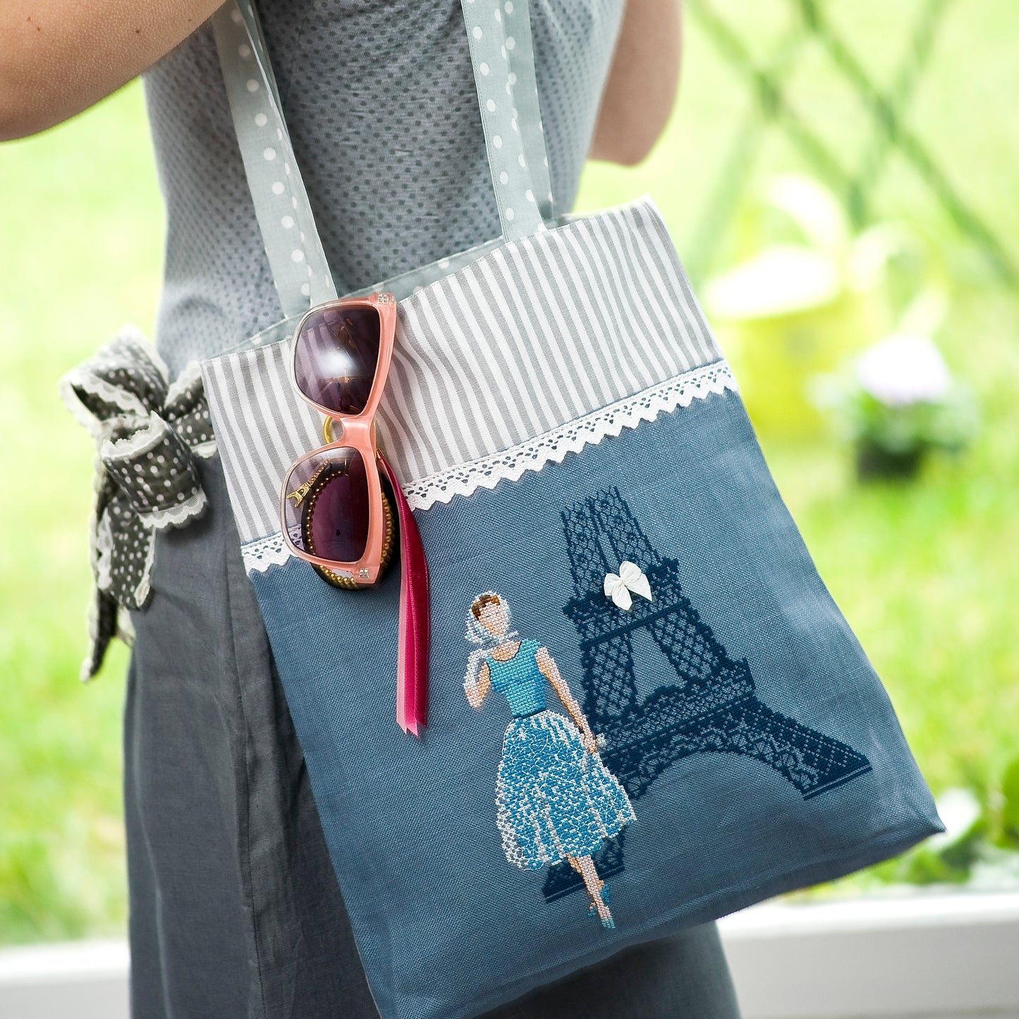 Grille broderie point de croix : sac style années 50 chic parisien. Motif 127x109 pts, env. 23x19 cm sur lin 11 fils ou Aïda 5,5 pts. Ref. DMC.
