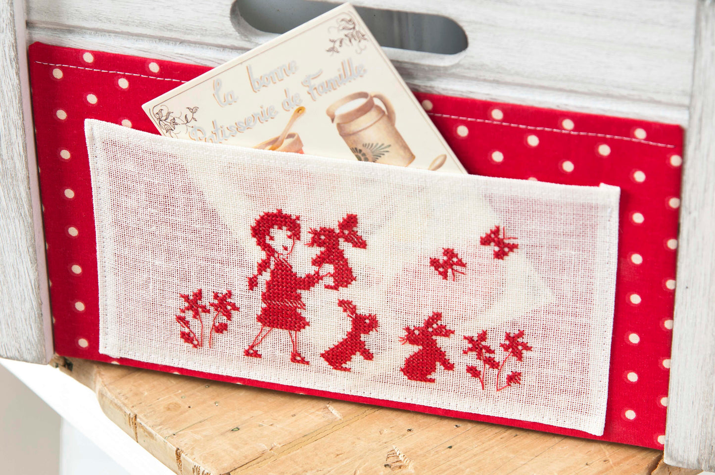 Grille de broderie point de croix : jolie caisse à jouets et à histoires, 4 motifs bucoliques monochromes sur 6 pages. Oies, lapins, faons. Symboles et couleurs DMC.