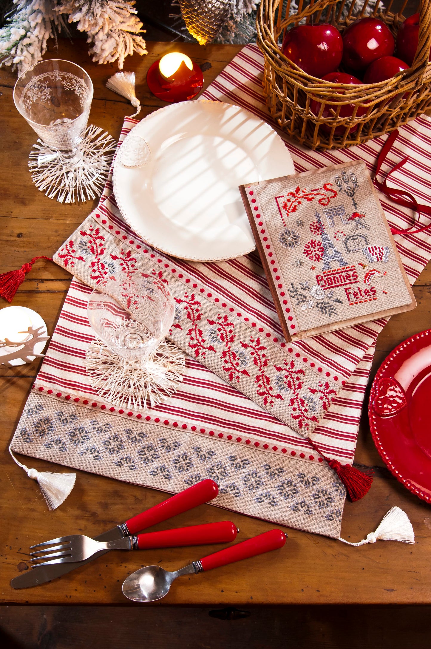 Grille de broderie point de croix : jolie table de Noël, set de table et porte-carte-cadeaux « Paris sous les flocons » sur 6 pages. Symboles et couleurs DMC.