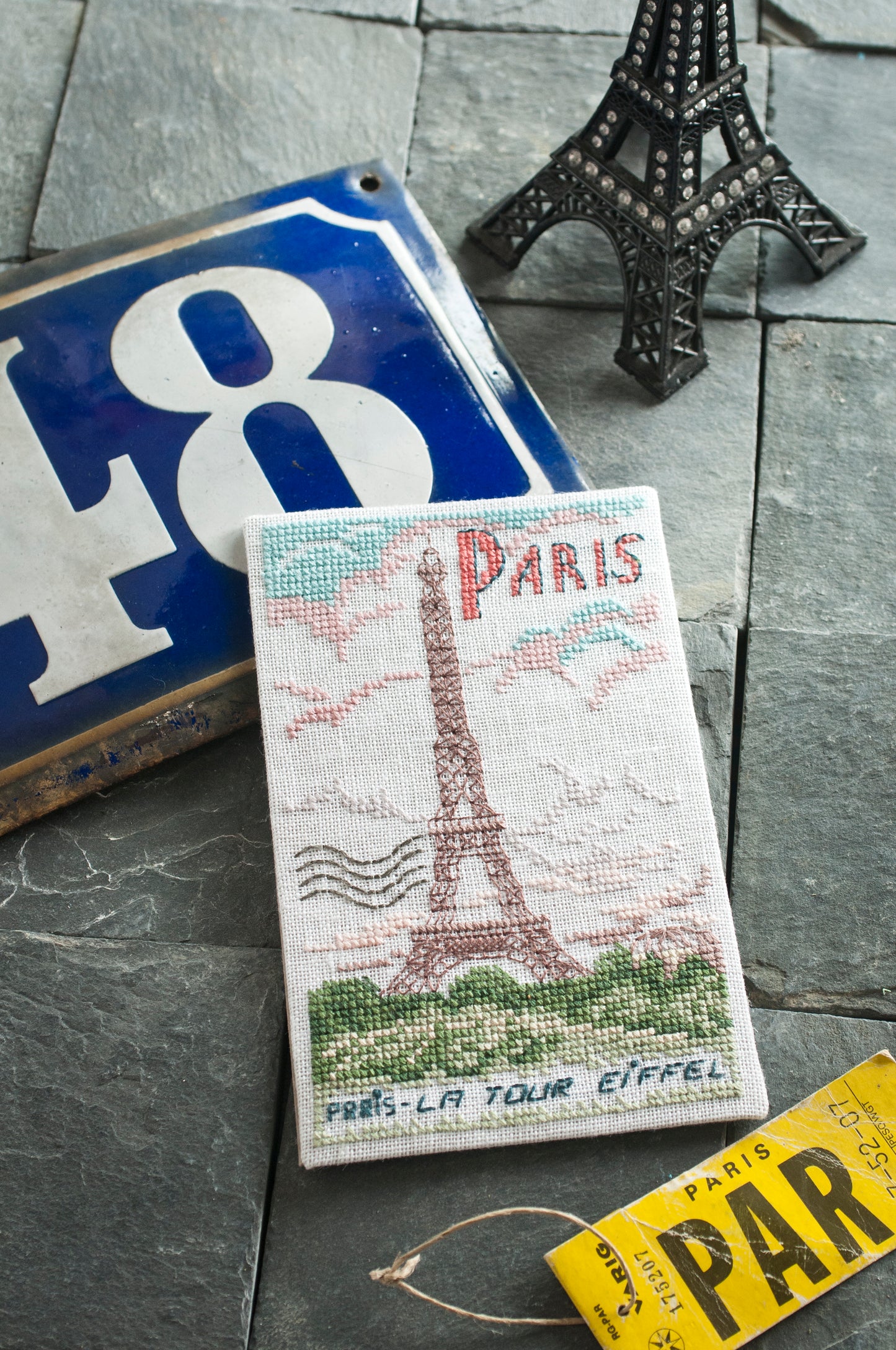 Grille point de croix : jolies cartes postales brodées, Biarritz et Paris Tour Eiffel. Imprimée sur 6 pages avec symboles et couleurs DMC. Lin 11 fils blanc.
