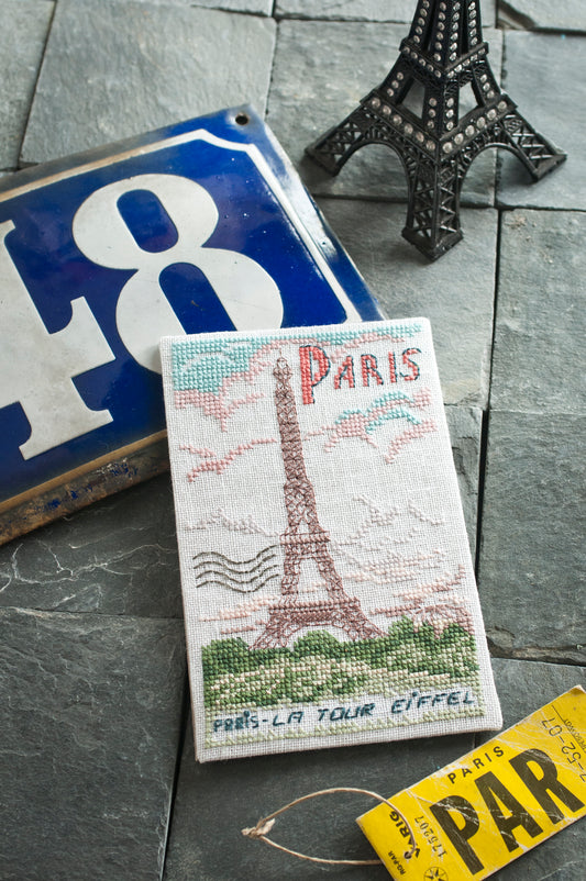 Grille point de croix : jolies cartes postales brodées, Biarritz et Paris Tour Eiffel. Imprimée sur 6 pages avec symboles et couleurs DMC. Lin 11 fils blanc.