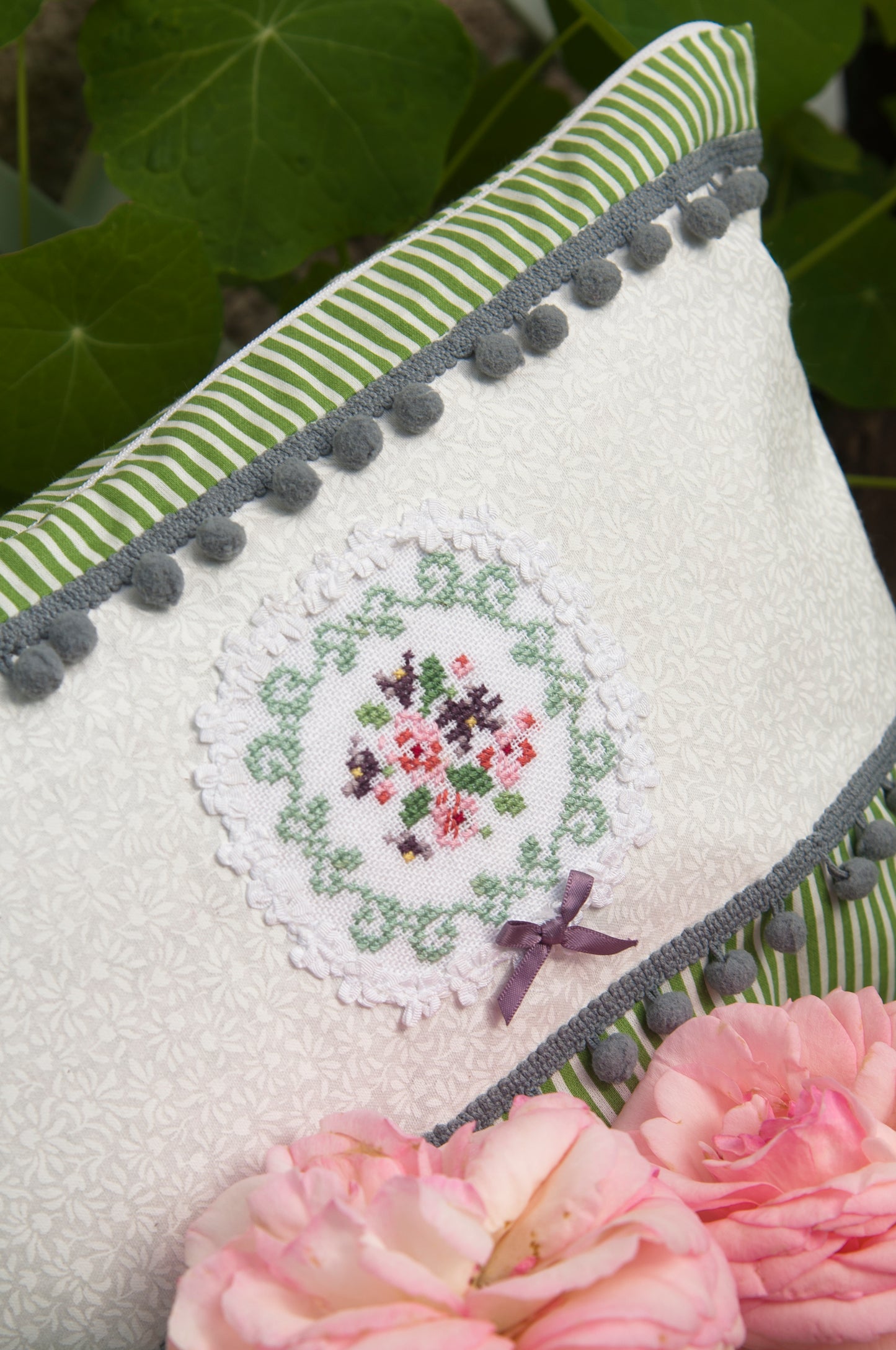 Grille de broderie point de croix imprimée avec symboles et couleurs DMC – Jolies trousses, motifs floraux Versailles, 6 pages