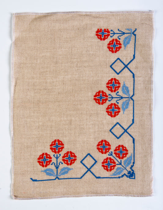 Grille point de croix – Jour de fête, coloris DMC : détail de la frise décorative d'angle 95×95 pts pour nappe, chemin de table et linge de maison sur toile de lin naturel DMC – Création Point de Croix