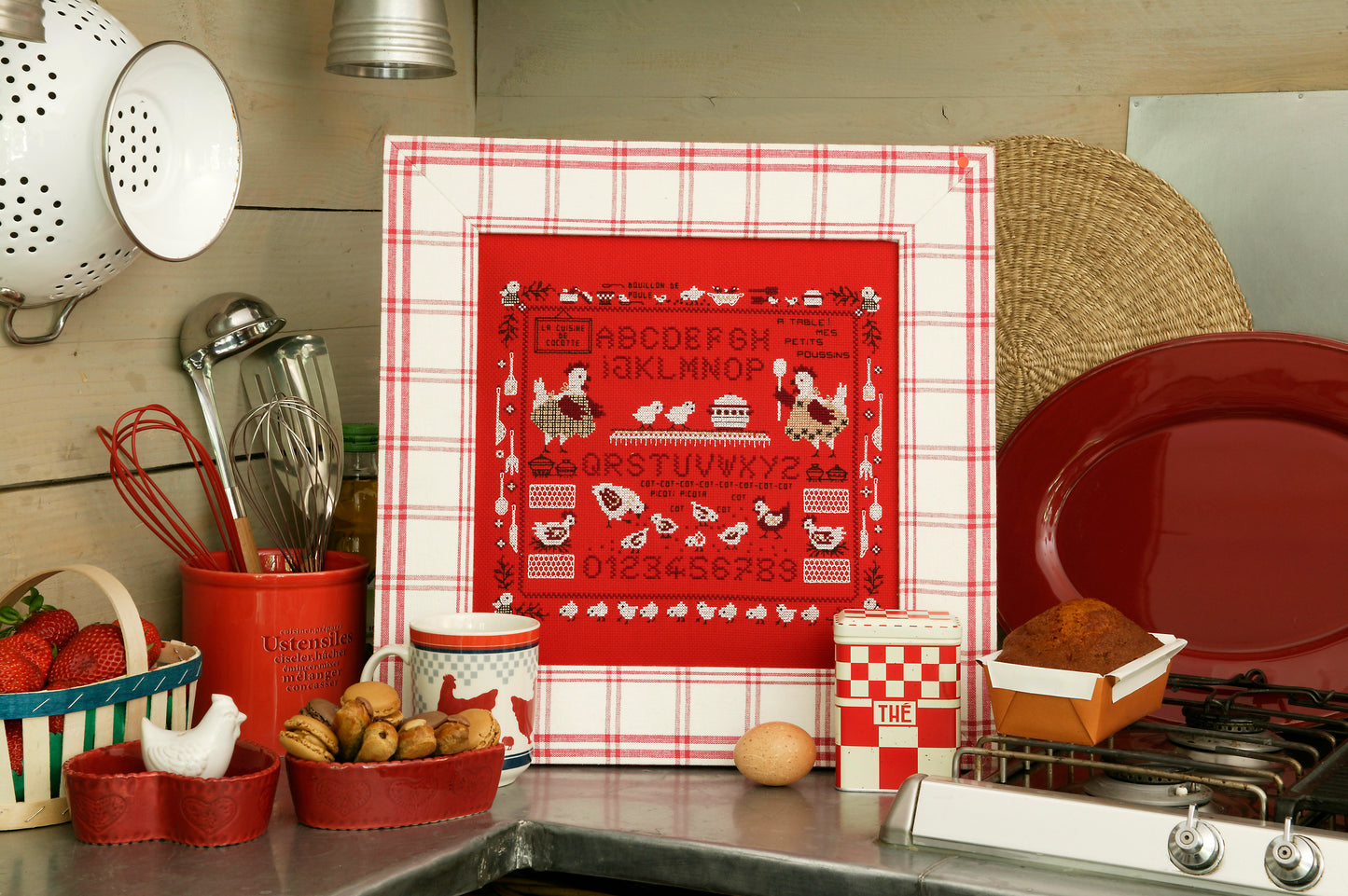 Grille de point de croix cocottes naïves pour tableau de cuisine. Brodée sur Aïda 5,5 pts rouge. Imprimée avec symboles et couleur DMC sur 6 pages. Motif 131 x 161 pts.