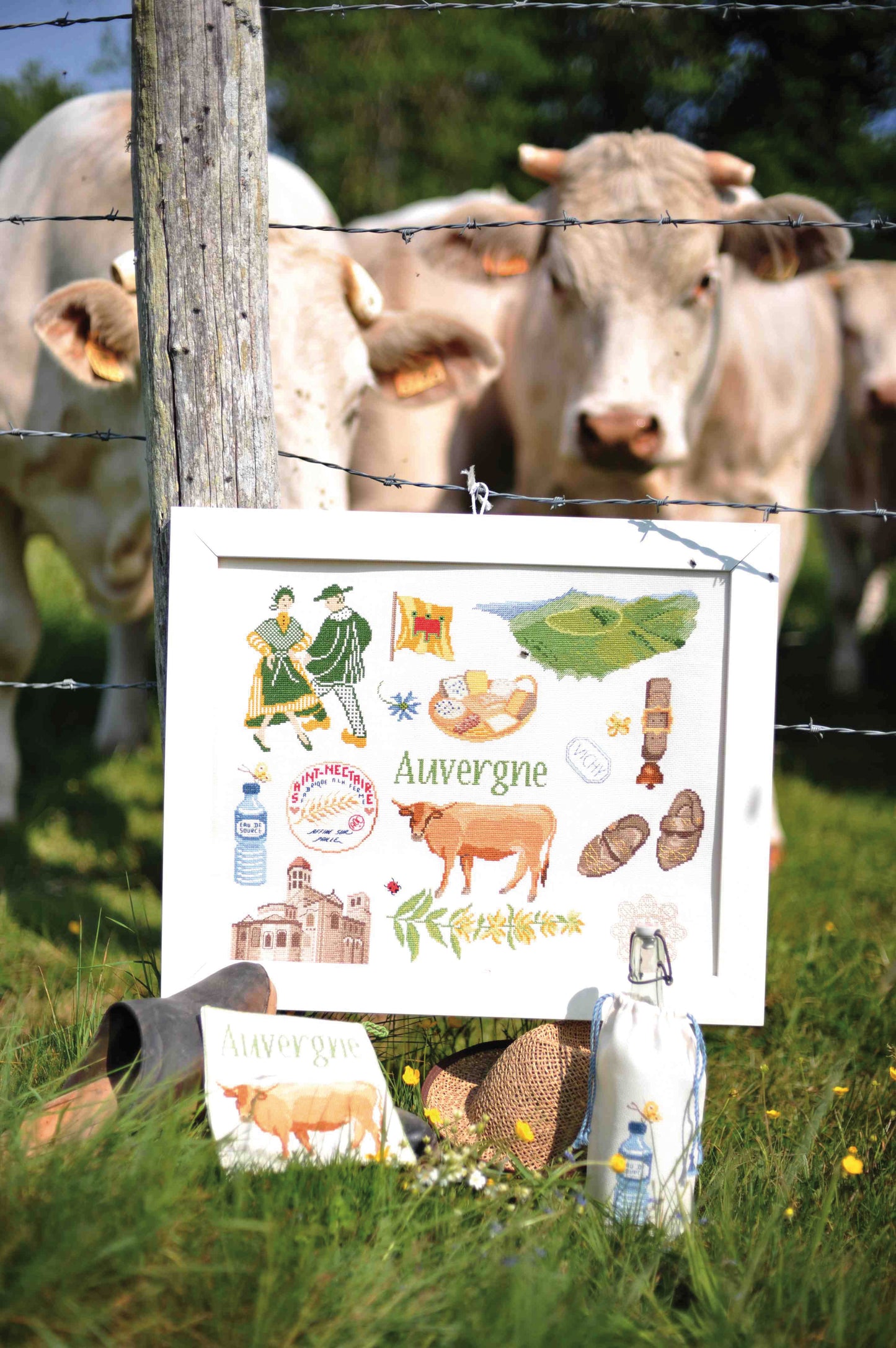 Grille de broderie au point de croix : L'Auvergne au cœur des traditions, patrimoine et terroir auvergnat. 8 pages avec symboles et références DMC. À broder sur lin ou Aïda.