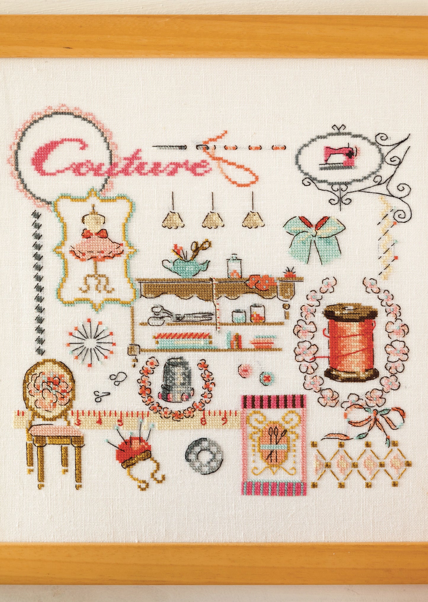 Grille de point de croix L'atelier couture : dé à coudre, pique-épingles et mètre sur Aïda 5,5 blanc. 150 x 150 points. Références DMC sur 4 pages.