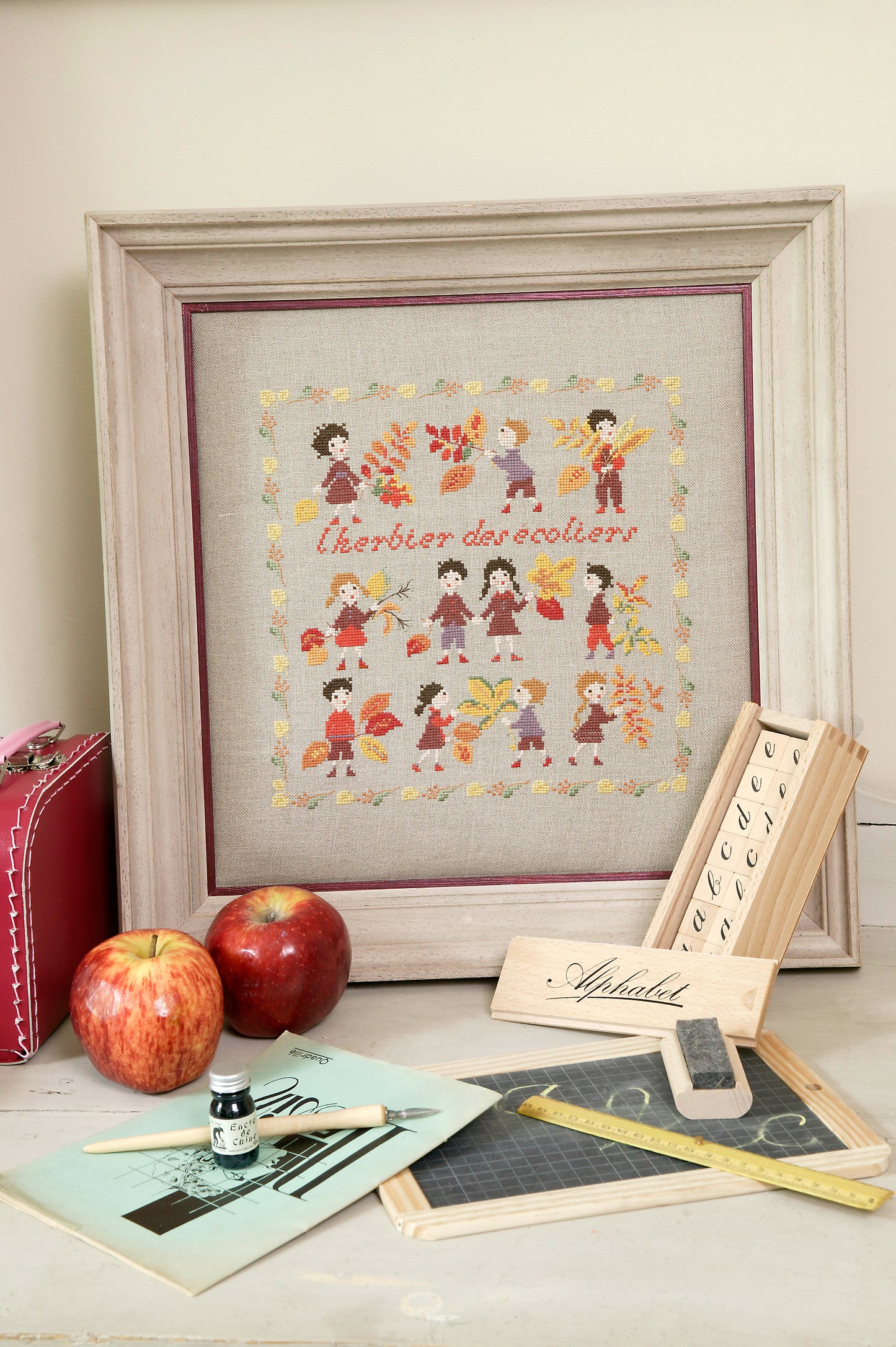 Grille de point de croix herbier automnal pour tableau enfant. Brodée sur lin 11 fils. Imprimée avec symboles et couleur DMC sur 2 pages. Motif 148 x 149 pts.