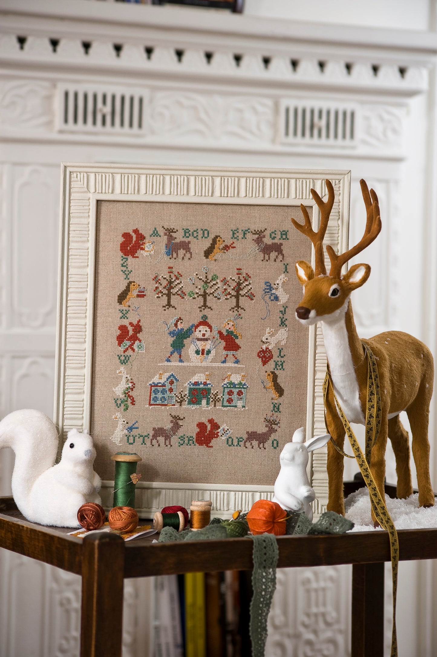 Grille de point de croix L'Hiver Enchanté – abécédaire hivernal avec écureuils, cerfs, lapins et enfants patinant, brodé sur lin naturel 11 fils/cm, Création Point de Croix