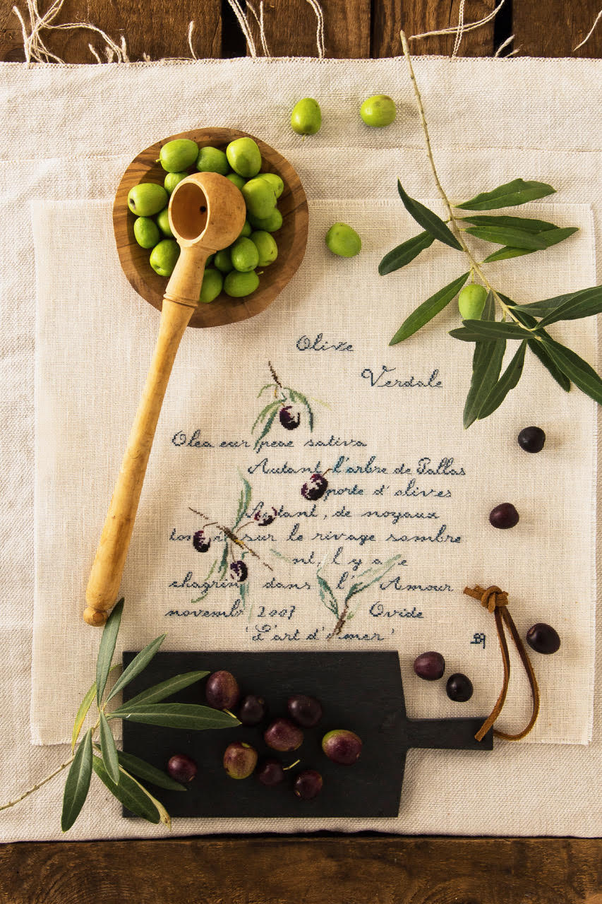 Grille de broderie point de croix : l’olivier et ses belles olives par M.T. Saint-Aubin. Réf. DMC incluse. À broder sur lin. Création Point de Croix.