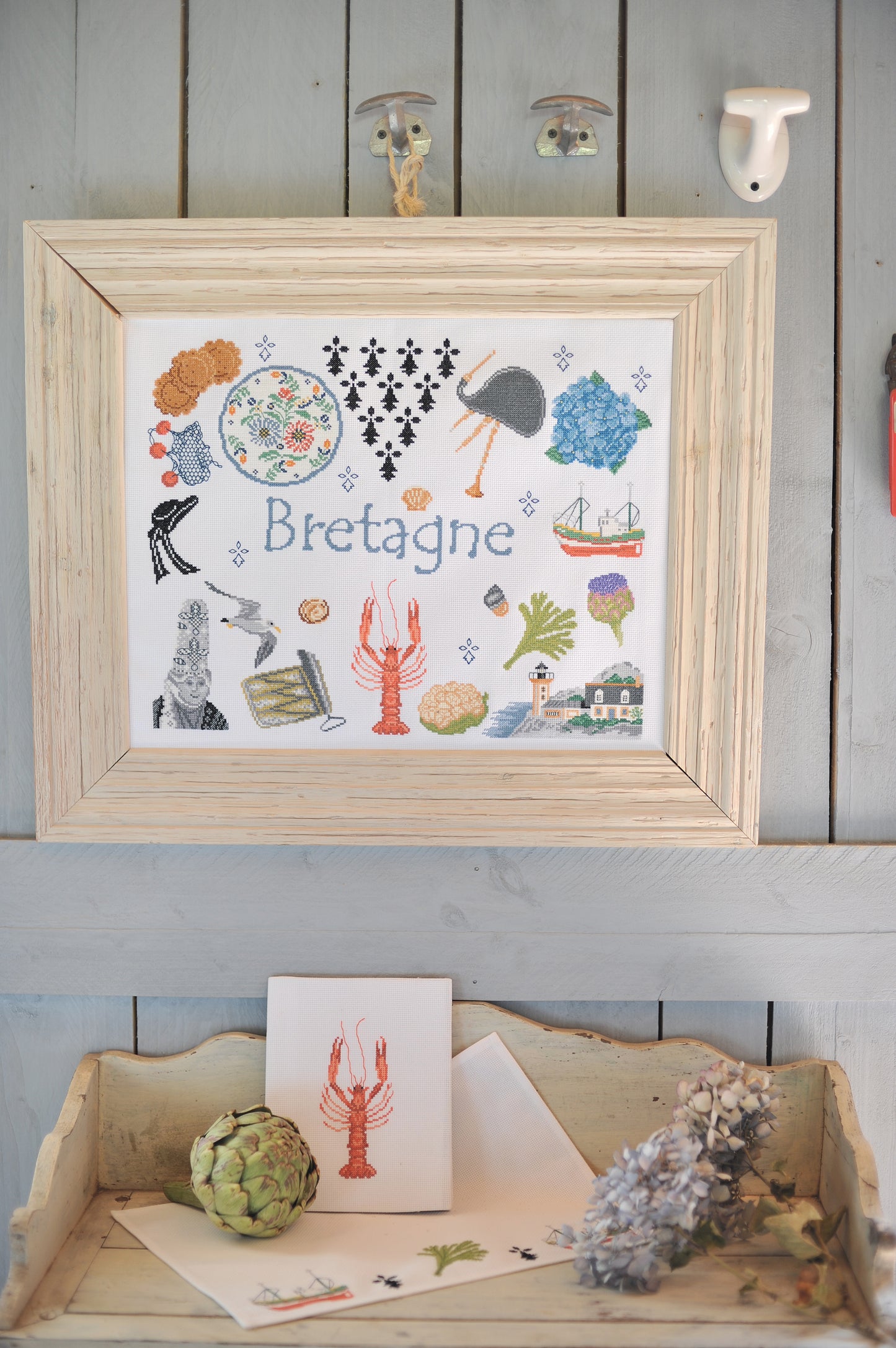 Grille de broderie au point de croix : La Bretagne au fil des embruns, traditions et paysages bretons. 8 pages avec symboles et références DMC. À broder sur lin ou Aïda.