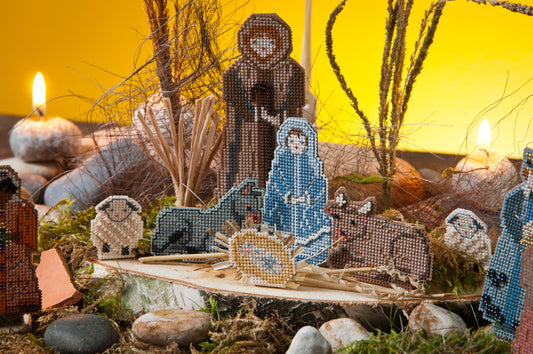 Grille broderie point de croix : creche de Noel a broder sur toiles perforees. Par Francoise Dieuzaide, DMC, 6 pages.