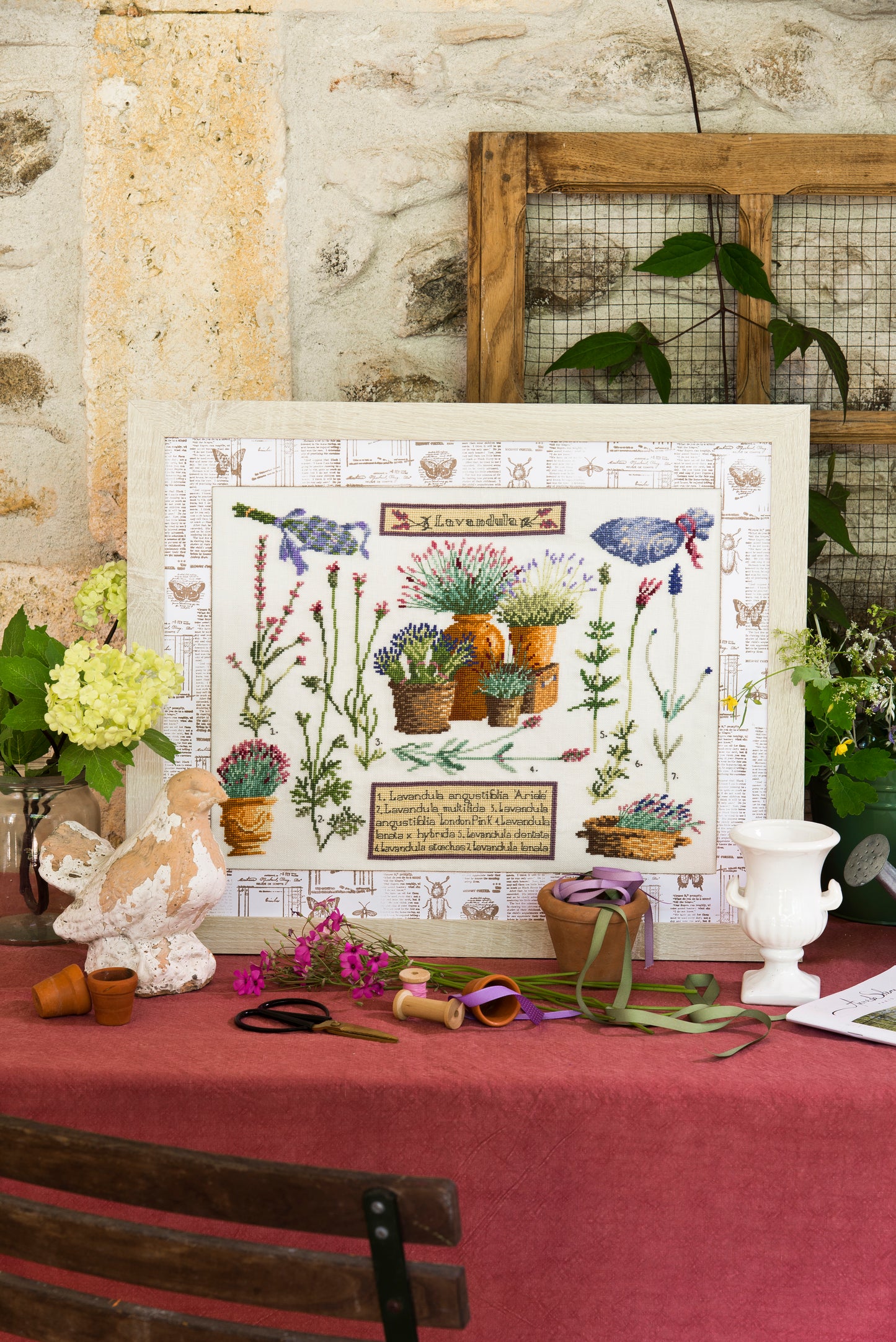 Grille point de croix – La lavande s'expose : variétés de lavandes en style botanique, pots en terre cuite, bouquets et sachets parfumés en nuances de mauve et violet – Création Point de Croix