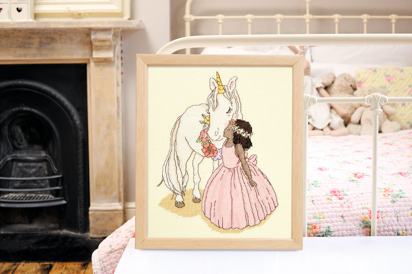 Grille de broderie au point de croix : La licorne, scène féerique et romantique. 6 pages avec symboles et références DMC. À broder sur Aïda ou lin.