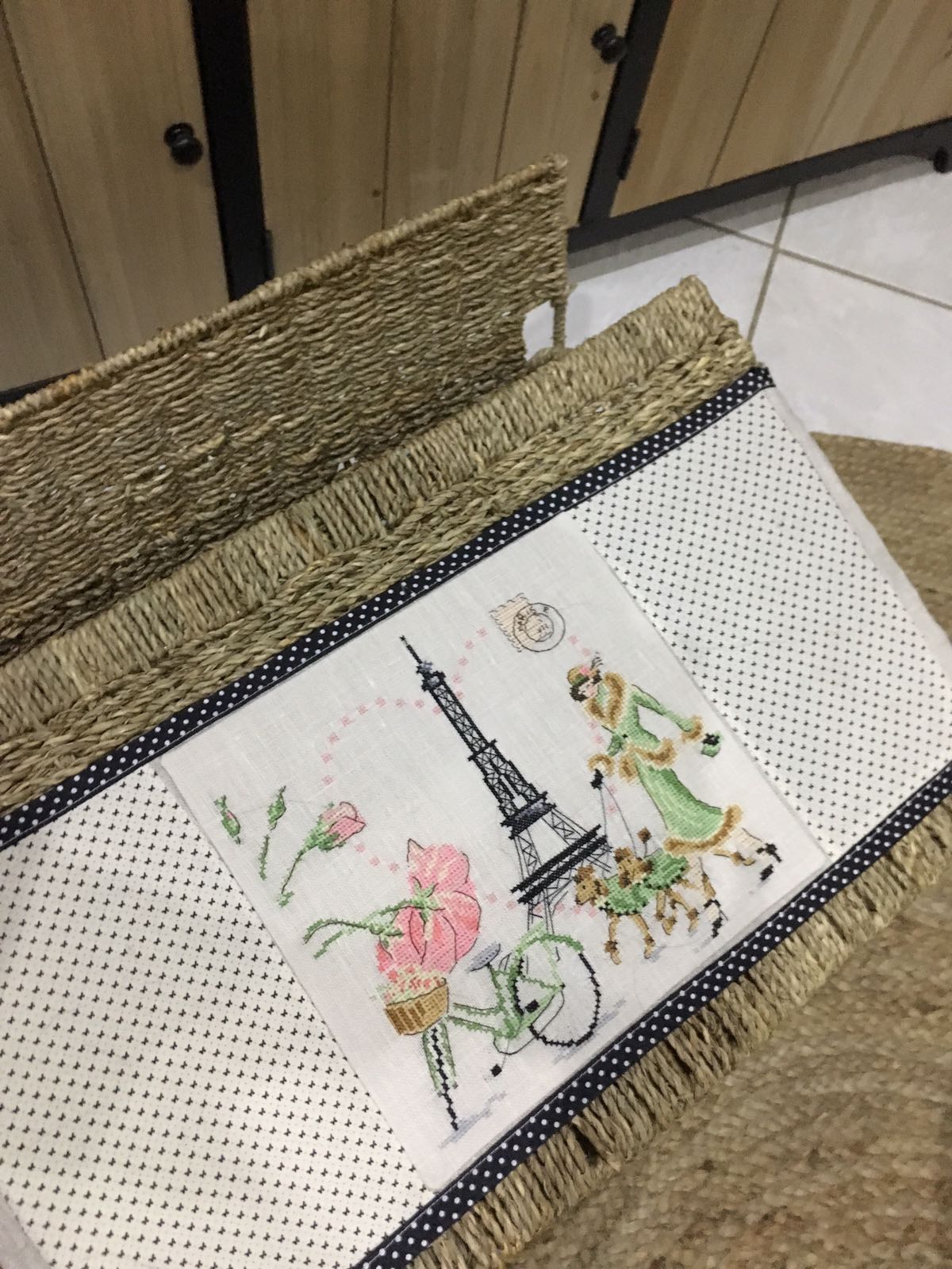 Grille de broderie point de croix : la panière « Un jour à Paris », 120x124 points sur 6 pages. Motif parisien chic. Symboles et couleurs DMC.