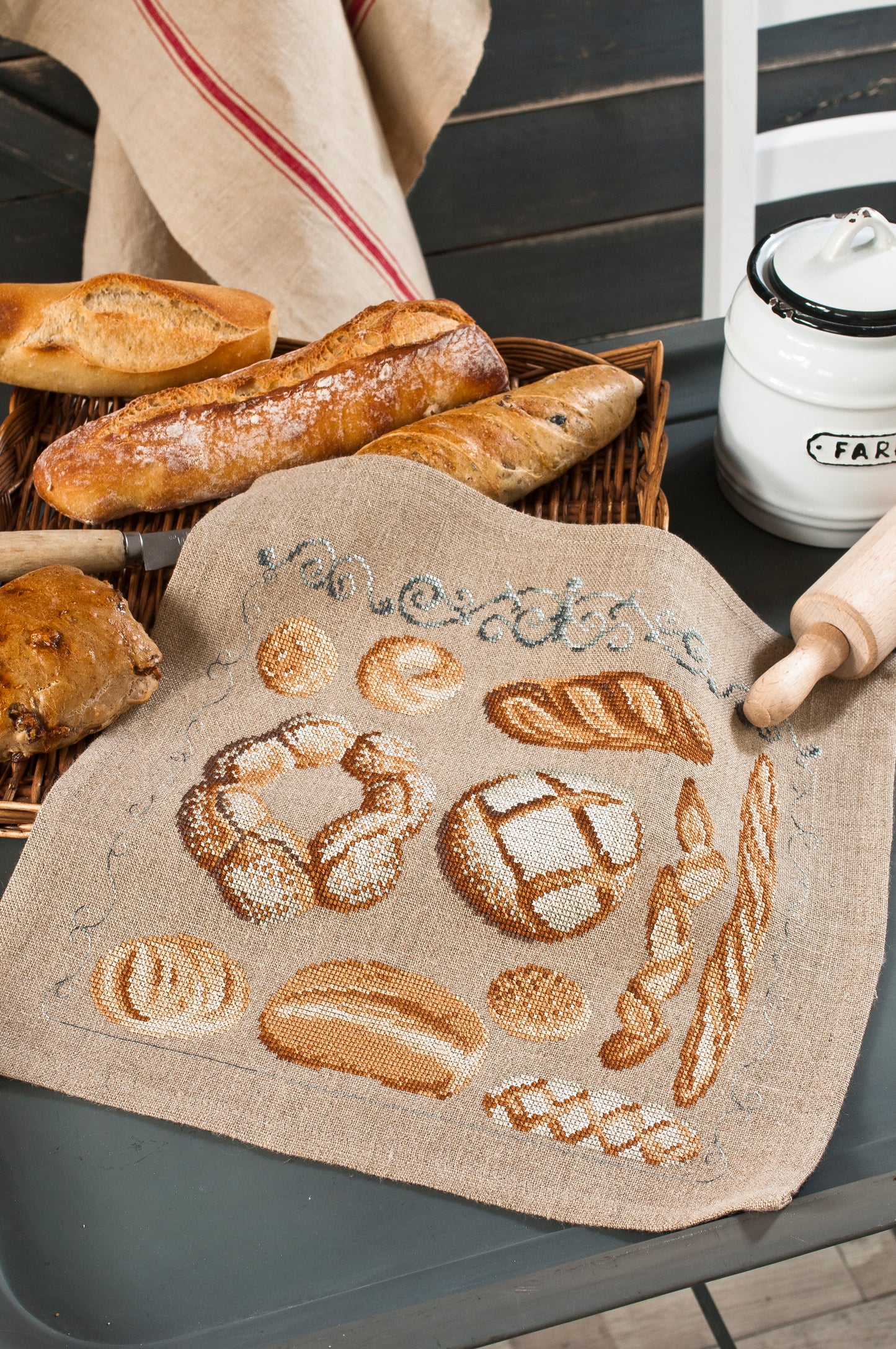 Grille point de croix – La ronde des pains : couronne, épi, baguette et pain de campagne brodés sur toile de lin naturel 12 fils/cm, hommage à la boulangerie traditionnelle française – Monique Bonin & Création Point de Croix
