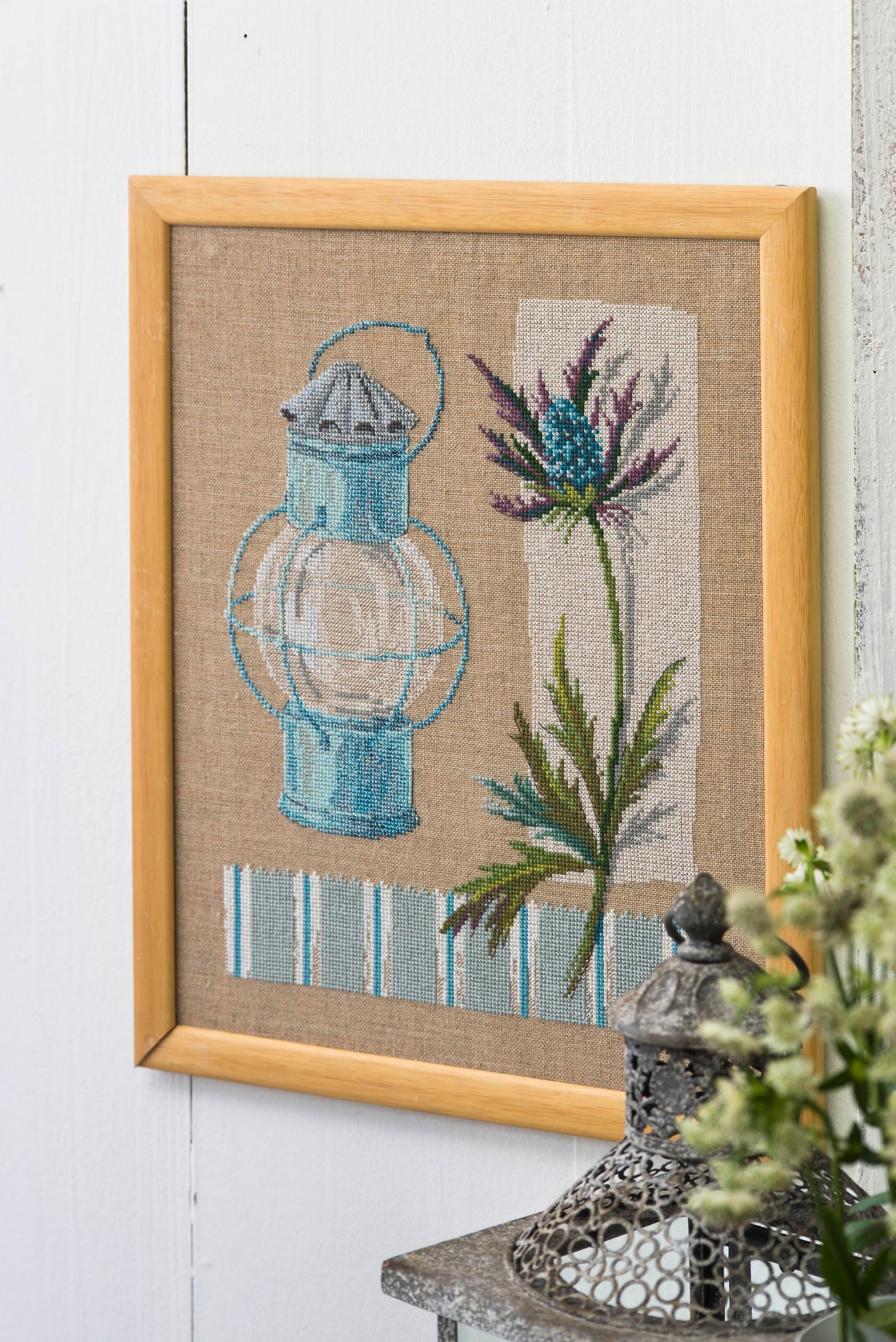 Grille broderie point de croix : Lanterne et chardon bleu, motif floral. 187x138 points, 4 pages, couleurs DMC. Lin bis.