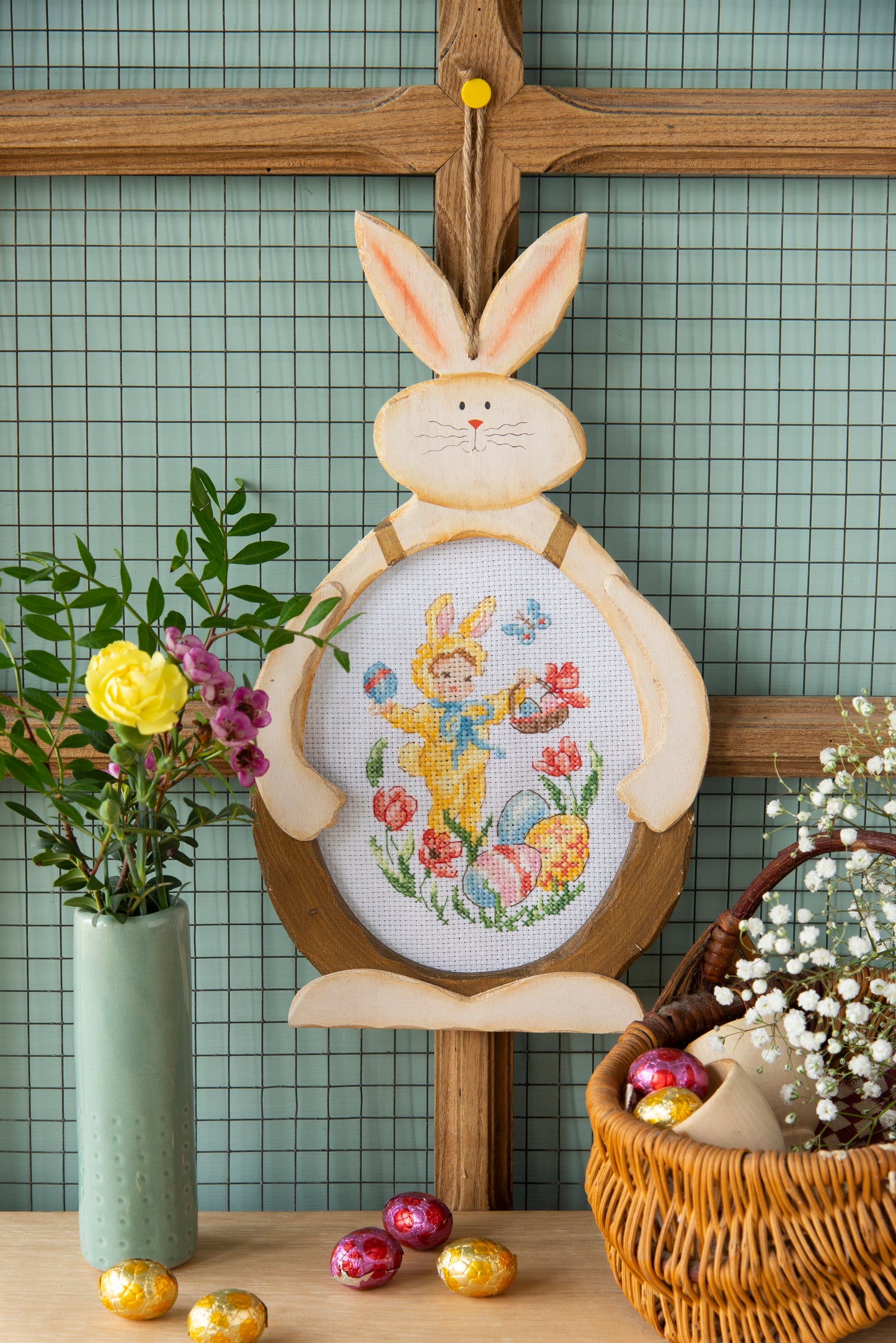 Grille de broderie point de croix : lapin fête Pâques par V. Enginger. Réf. DMC incluse. À broder sur Aïda. Création Point de Croix.