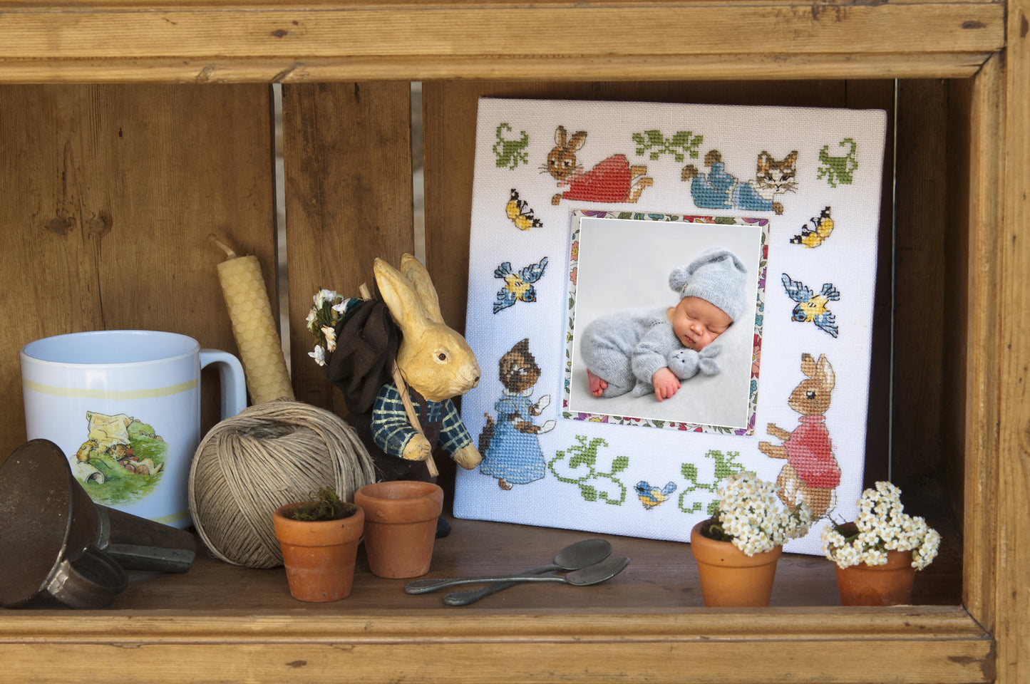 Grille point de croix : cadre photo Pierrot-Lapin sur lin blanc DMC. Motif 100 × 100 pts, env. 18,2 × 18,2 cm. Imprimé symboles & couleurs, 6 pages.