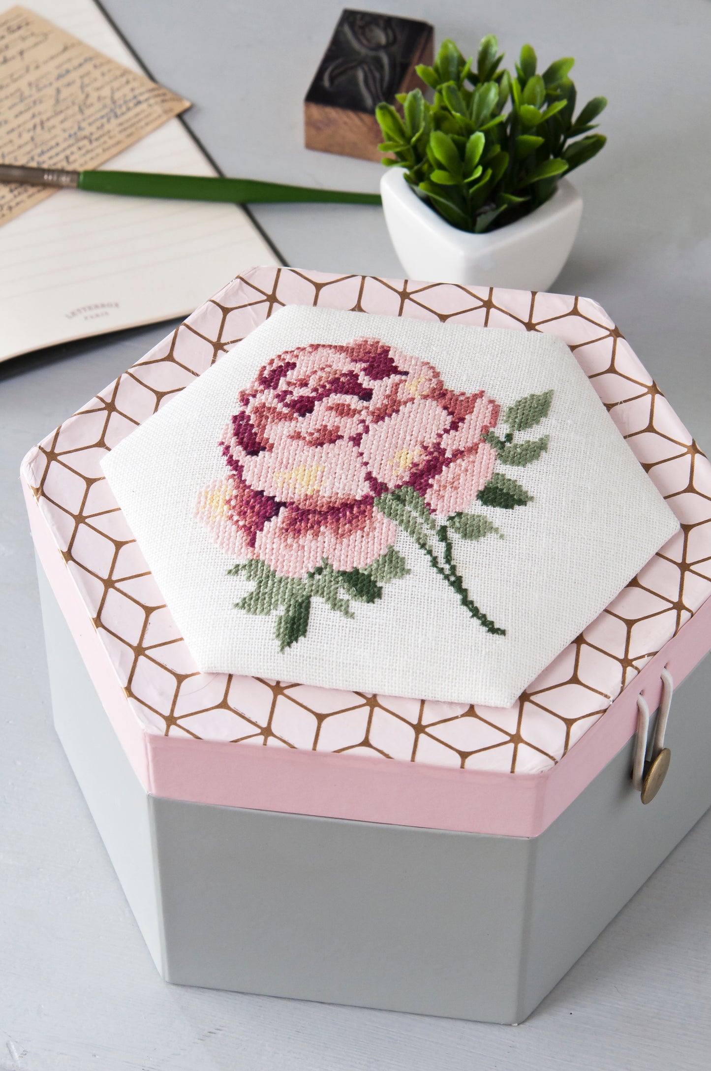 Grille Broderie : Le charme des roses – Création Point de Croix. Boîte à bijoux 12 × 10 cm et cadre 13,1 × 9,8 cm.