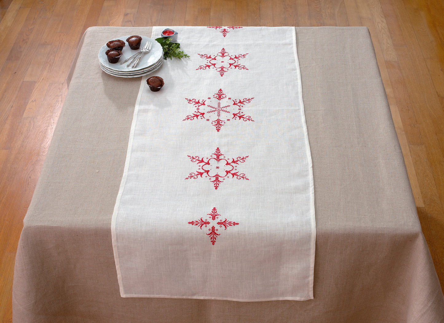 Grille broderie point de croix : chemin de table élégant pour table de fête. Imprimée en couleur sur 2 pages. Réf. DMC incluses.