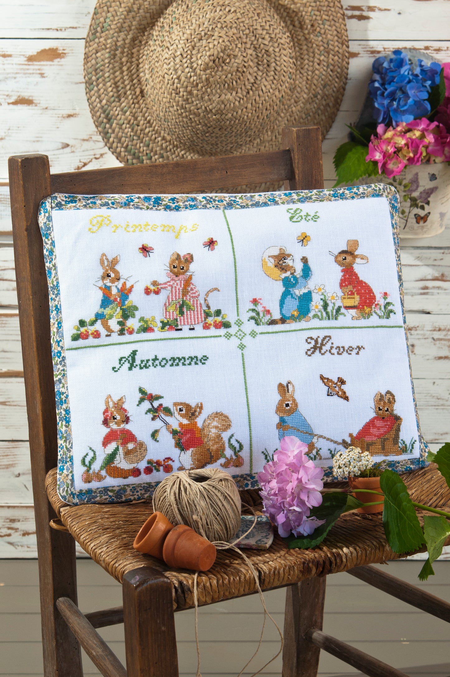 Grille point de croix : coussin 4 saisons Pierrot-Lapin sur lin blanc DMC. Motif 197 × 157 pts, env. 35,8 × 28,5 cm. Imprimé symboles & couleurs, 6 pages.