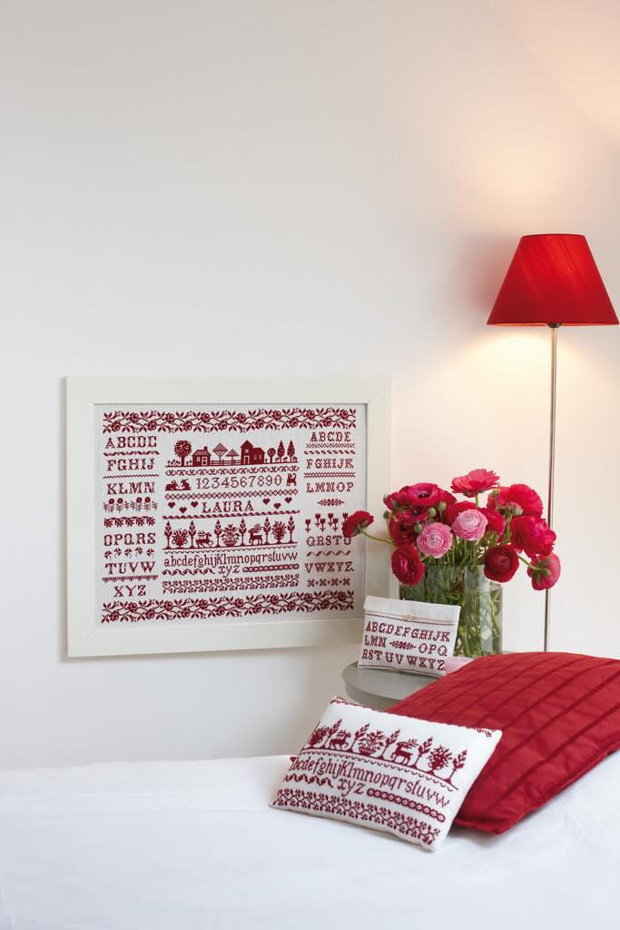 Grille broderie point de croix : abcédaire scandinave rouge et blanc pour déco et table de fête. Imprimée sur 6 pages. Réf. DMC incluses.