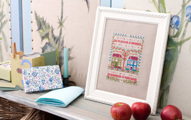 Grille broderie point de croix : sampler country avec alphabet et maisons sur Aïda 7 pts. Motif 135x100 pts, réf. DMC incluses. Style P. Samouiloff.