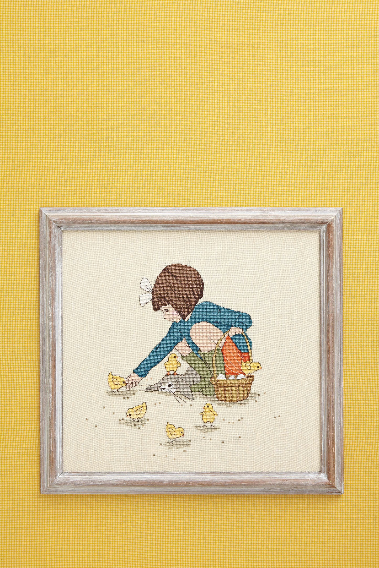Grille de point de croix Les Beaux Jours sont Là Bell & Boo – Belle entourée de poussins dans la campagne printanière, brodé sur lin crème 11 fils/cm, Création Point de Croix